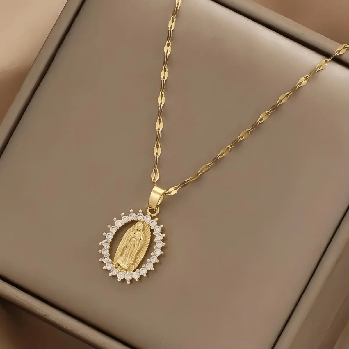 Collar Virgen María Protección Divina